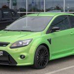 El Ford Focus fue alguna vez el modelo más brillante dentro del segmento de los coches compactos. Con su manejo ágil y su diseño atractivo, parecía ser el compañero perfecto para los conductores urbanos. Sin embargo, los problemas de transmisión empañaron su reputación, convirtiendo cada viaje en una experiencia llena de sacudidas y golpes. La transmisión defectuosa se convirtió en un dolor de cabeza constante para los propietarios, quienes tuvieron que pasar más tiempo en el taller que disfrutando de su coche. Los costos de reparación fueron elevados y, con el paso de los años, el Focus se transformó de un símbolo de fiabilidad a un ejemplo de frustración.