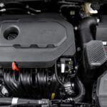 El motor Theta II de Kia es un claro ejemplo de lo que puede salir mal cuando una fábrica no controla los procesos de producción de manera adecuada. Fabricado en los modelos 2011-2015, las unidades de 2.0 y 2.4 litros GDI (inyección directa) se vieron afectadas por la acumulación de residuos metálicos del proceso de fabricación que bloqueaban la lubricación de piezas cruciales como los cojinetes de biela. Esto provocaba una falta de aceite y, en muchos casos, una avería catastrófica o incluso un incendio del motor. El sistema GDI también causaba acumulación de carbonilla y depósitos de aceite, lo que reducía drásticamente la vida útil del motor a tan solo 240.000 km.