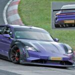El Porsche Taycan Turbo GT4 RS está llamado a ser un hito en la historia de los vehículos eléctricos de alto rendimiento. Actualmente en pruebas en el Nürburgring, Porsche está buscando batir el récord de vuelta de EV (vehículo eléctrico) en este icónico circuito. Con un diseño aerodinámico y un enorme alerón trasero, promete ofrecer más potencia que su predecesor, el Taycan Turbo. Los entusiastas de los coches deportivos se frotan las manos con la llegada de este modelo, que llevará la experiencia de conducción eléctrica a un nuevo nivel.