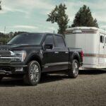 La Ford F-150 sigue siendo la camioneta más vendida de Estados Unidos por una razón clara: su versatilidad. Con una amplia gama de opciones de motorización, incluyendo la híbrida PowerBoost, permite que cada conductor elija lo que necesita sin tener que pagar de más por capacidades que no utilizará. Su carrocería de aluminio reduce el peso sin sacrificar durabilidad, lo que mejora el rendimiento y la resistencia a largo plazo. Además, los valores de reventa se mantienen fuertes, incluso después de años de trabajo duro.