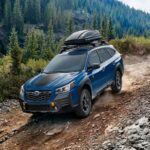 El Subaru Outback Wilderness lleva la conocida robustez de la marca un paso más allá. Con una impresionante distancia al suelo de 9.5 pulgadas, esta versión de la Outback se adapta perfectamente a condiciones extremas, gracias a su tracción total simétrica siempre activa. Esto significa que no tendrás que preocuparte por perder tracción, incluso en carreteras resbaladizas o cubiertas de nieve. Además, el sistema X-Mode con configuraciones de doble función te permitirá atravesar nieve profunda o barro sin necesidad de complicarte con ajustes manuales. Es uno de los mejores SUV para quienes buscan una opción capaz de manejar terrenos difíciles con facilidad.