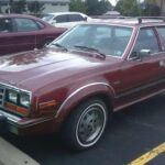 El AMC Eagle Wagon fue uno de los primeros vehículos en ofrecer tracción total sin ser un SUV tradicional. En una época donde los SUV eran grandes y cuadrados, el Eagle se presentó como una combinación de coche de pasajeros y 4x4. Su diseño, que incluía la estética de un sedán, confundió a muchos, pero en realidad estaba anticipando lo que serían los crossovers. Con una comodidad comparable a la de un coche y un sistema AWD que le permitía moverse por terrenos complicados, el Eagle demostró que las fronteras entre coches y SUV podían desdibujarse. Una de las primeras aproximaciones a lo que hoy conocemos como crossover.