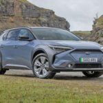 El Subaru Solterra es una de las sorpresas de 2025 al ser el único coche eléctrico en esta lista. Con un motor eléctrico dual y una batería de 71,4 kWh (capacidad utilizable), ofrece una autonomía que va desde los 257 hasta los 289 kilómetros, dependiendo del modelo. Su sistema X-Mode permite ajustar el rendimiento para superficies resbaladizas como nieve, barro o caminos rocosos, haciendo que el Solterra sea ideal para quienes buscan un 4x4 eléctrico con capacidad off-road. Su versatilidad lo convierte en un vehículo con un rendimiento sobresaliente fuera de la carretera, sin comprometer la eficiencia energética.