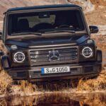 El Mercedes G-Class es conocido por su estatus y lujo, siendo más probable que lo veas en las calles de Londres que atravesando montañas. Aunque es un vehículo que cuenta con características como un cambio de caja de baja, diferenciales bloqueables y una suspensión de largo recorrido, su rendimiento off-road no se destaca tanto como el de otros modelos más especializados. Pocos compradores de la G-Class la utilizarán para algo más que cruzar un campo embarrado, lo que limita su utilidad real fuera de la carretera. Aunque puede manejar terrenos difíciles, su uso principal es en entornos urbanos, donde destaca por su presencia.