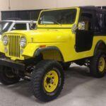 El Jeep CJ (Civilian Jeep) es, sin duda, el padre de todos los vehículos todoterreno modernos. Nacido como evolución del Jeep Willys MB utilizado en la Segunda Guerra Mundial, el CJ fue el primer vehículo 4x4 diseñado para uso civil. Este modelo estableció las bases de lo que sería el todoterreno: tracción en las cuatro ruedas, suspensión robusta y una estructura capaz de enfrentar cualquier terreno. Su legado vive hoy a través del Jeep Wrangler, el 4x4 más popular de América del Norte.