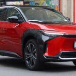 El Toyota bZ4X 2025 lidera la lista con un recorte aproximado del 14%, situando el precio inicial en $37,070. Tanto la versión XLE como la Limited también reciben descuentos considerables. Mantiene su tecnología de seguridad, conducción tranquila e interfaces sencillas, pero ahora con un precio más atractivo para quienes dudaban en invertir en un eléctrico.