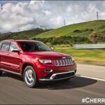 El Jeep Grand Cherokee ha sido una opción popular entre aquellos que buscan un SUV que ofrezca tanto capacidad todoterreno como comodidad. No obstante, a pesar de su atractivo exterior y su espacioso interior, el Grand Cherokee enfrenta serios problemas de fiabilidad. Según Consumer Reports, su puntuación de fiabilidad es de solo 26 sobre 100, lo que lo coloca en una categoría preocupante. Los problemas más frecuentes incluyen fallos en el sistema de suspensión, que pueden generar viajes incómodos y costosas reparaciones, lo que afecta tanto la seguridad como la comodidad del vehículo.