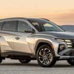 El Hyundai Tucson PHEV se presenta como una excelente opción en el mercado de SUV híbridos. Con una autonomía eléctrica de 53 km, cubre la mayoría de los trayectos diarios sin necesidad de recargar. A pesar de algunos inconvenientes, como la peculiar palanca de cambios y el consumo de gasolina cuando la batería no se mantiene cargada, el Tucson se destaca por su comodidad, espacioso interior y conducción sensible. Si estás buscando un SUV híbrido eficiente, este modelo no te defraudará.
