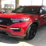 La Ford Explorer 2020 se ha ganado un lugar entre los modelos más reportados bajo la Ley del Limón debido a fallos repetidos en su transmisión y sistemas eléctricos. Los conductores han señalado cambios bruscos, luces de advertencia inesperadas y pérdida de potencia, lo que afecta gravemente la experiencia de conducción. Aunque es un SUV espacioso y cómodo, estos problemas recurrentes convierten al Explorer 2020 en una opción poco confiable para quienes buscan un vehículo duradero y sin visitas constantes al taller.