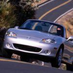 El Mazda MX-5 Miata es el epítome de los autos deportivos confiables y accesibles. Con su diseño simple y su motor 1.8 de hierro fundido, ha sido una opción preferida por muchos durante décadas. Es ligero, tiene una gran maniobrabilidad y ofrece una excelente experiencia de conducción. Los modelos preferidos son los de la generación NB, que mejoraron el diseño original con más durabilidad y menos piezas propensas a fallar. Además, con el mantenimiento adecuado, estos vehículos pueden llegar a superar los 300,000 km sin problemas.
Qué tener en cuenta: Posibles problemas con óxido en los rieles del bastidor y fallas en el sistema de encendido en modelos posteriores.
