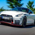 El Nissan GT-R ha sido considerado uno de los superdeportivos más prácticos para el uso diario, y sus costes de mantenimiento reflejan esa practicidad. Con un coste estimado de $9,127 a lo largo de 10 años, el GT-R se posiciona como una opción sorprendentemente asequible en comparación con otros vehículos de su categoría. A pesar de su potente motor VR38DETT biturbo V6 de 3.8 litros, los costes se limitan principalmente a frenos, líquidos y neumáticos, lo que lo convierte en una opción viable para quienes buscan un superdeportivo sin la pesadilla de reparaciones costosas.