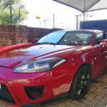 El Hyundai Tiburon 2007 se destacó como uno de los modelos más icónicos de la marca por su diseño de carrocería coupé y su fiabilidad. Con un enfoque en la seguridad, el Tiburon fue conocido por sus características avanzadas en cuanto a protección al conductor y a los pasajeros. Gracias a su diseño deportivo y accesible, se convirtió en uno de los modelos más populares de Hyundai en su época. Aunque no era el coche más potente de su clase, ofrecía un rendimiento confiable que lo hizo muy atractivo para quienes buscaban un coupé asequible.