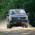 La Ford F-150 Lightning lleva la F-150, la camioneta más vendida de América, al futuro con propulsión completamente eléctrica. Con hasta 580 caballos de fuerza y un alcance de aproximadamente 320 millas por carga, la F-150 Lightning es ideal para quienes necesitan una camioneta que lo haga todo. Ya sea para transportar herramientas o disfrutar de un fin de semana al aire libre, su capacidad de carga y su innovador frunk (maletero delantero) proporcionan espacio adicional. Además, su sistema Pro Power Onboard permite conectar herramientas eléctricas, convirtiéndola en la opción ideal para el trabajo o las actividades recreativas.