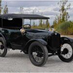 El Austin Seven es considerado uno de los vehículos más influyentes en la historia del automóvil. Introducido en 1922, este modelo cambió el juego al hacer los coches más accesibles para las masas, especialmente en el Reino Unido. Su diseño simple y precio asequible permitieron que más de 290,000 unidades fueran vendidas antes de 1939. Este coche inspiró a fabricantes como BMW, quienes adoptaron elementos de su diseño para crear sus propios modelos compactos. El Austin Seven ayudó a moldear la industria hacia un futuro de vehículos más pequeños y económicos, lo que sentó las bases para el desarrollo de coches compactos en todo el mundo.