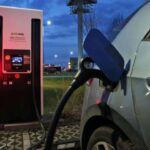 España está demostrando un crecimiento sobresaliente en la adopción de vehículos eléctricos, con una crecimiento del 400% desde 2020. En ese entonces, solo el 0.4% de los coches en las carreteras eran eléctricos, pero para 2025, esta cifra ha aumentado a un 1.8%, acercándose a la media europea. Aunque el país aún enfrenta desafíos en cuanto a infraestructura de carga en autopistas, la instalación de puntos de carga se ha acelerado de manera significativa, con un aumento del 20% en el primer trimestre de 2025. La adopción de EVs en España está tomando velocidad, y se espera que continúe en crecimiento debido a la creciente infraestructura y apoyo gubernamental.