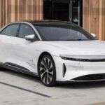 El Lucid Air ha recibido elogios por su gran autonomía, un rendimiento impresionante y lujosos detalles. Sin embargo, a pesar de su atractivo, el modelo ha enfrentado serias críticas. En Consumer Reports, el vehículo obtuvo una baja puntuación en fiabilidad, quedando por debajo del promedio de otros vehículos en su categoría. Los problemas de fiabilidad y la longevidad incierta de las primeras producciones del Air han generado preocupación, incluso entre sus seguidores más fieles. A pesar de su tecnología avanzada y su diseño, los problemas de fiabilidad podrían hacer que este EV sea una opción de compra arriesgada a largo plazo.