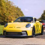 El Porsche 911 es conocido por su legado y, sorprendentemente, por su baja depreciación. Aunque la mayoría de los coches de lujo sufren una caída significativa en su valor, el 911 pierde solo un 13% de su valor original en los primeros cinco años. Esto representa alrededor de 20.000 dólares, una cifra considerablemente baja para un deportivo de lujo. La razón detrás de esta sólida retención de valor es su calidad, rendimiento y el estatus icónico de la marca, que hacen que la demanda se mantenga alta, incluso en coches de segunda mano.