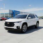 Si necesitas espacio y capacidad de carga, el Chevrolet Traverse se presenta como una de las mejores opciones. Aunque el mercado está gravitando hacia los SUV eléctricos o más pequeños, el Traverse sigue siendo una bestia de gran tamaño. Las caídas de precio han sido masivas, con descuentos de miles de dólares sobre el precio de venta al público (MSRP) sin mucha negociación. Si no te importa la tendencia hacia los vehículos más pequeños y buscas un SUV grande y espacioso, esta es una gran oportunidad.
