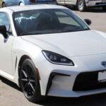 El Toyota GR86 es un coupé de tracción trasera que ha captado la atención de los entusiastas de los autos deportivos. Con un motor de 228 caballos de fuerza, el GR86 ofrece una experiencia de conducción dinámica que rivaliza con coches mucho más caros. Con un precio base de unos $30,000, se presenta como una de las opciones más atractivas en el segmento de autos deportivos accesibles. Además, su eficiencia de combustible de 28 mpg combinados, lo convierte en una opción práctica para el uso diario sin sacrificar el rendimiento. Su interior, enfocado en el conductor, sorprende por su espacio sorprendente para ser un deportivo, con capacidad para cuatro personas y un maletero decente.