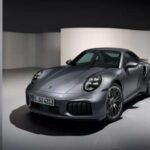 El Porsche 911 Turbo S 2026 sigue siendo el referente en autos deportivos de lujo, destacando por su rendimiento asombroso y su capacidad de ser utilizado como coche de uso diario. Con su sistema de propulsión T-Hybrid, este modelo ofrece 701 caballos de fuerza y mejoras en el sistema de tracción integral y los frenos, brindando una experiencia de conducción incomparable. El 911 Turbo S 2026 puede ser tuyo por $272,650, y si eres fanático de los descapotables, el Cabriolet está disponible por un extra de $14,000. Este coche no solo es rápido, sino también práctico y elegante.
