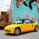El Honda Beat es el rey de los roadsters Kei y una opción única para los entusiastas de los coches compactos. Fabricado entre 1991 y 1996, este pequeño coche ofrece un motor central de 3 cilindros y tracción trasera, lo que lo convierte en una opción de conducción divertida y ágil. Con un precio que oscila entre $5,000 y $11,000, el Beat es una opción asequible para aquellos que buscan emociones al volante sin romper el banco. Su diseño compacto y ligero lo convierte en un verdadero kart de calle, ideal para quienes disfrutan de la conducción deportiva en su forma más pura.