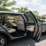 El Kia Telluride ha conquistado rápidamente a las familias por su increíble relación calidad-precio. Con un precio base de alrededor de $38,000, este SUV ofrece un interior de lujo, una cabina súper silenciosa y una tercera fila de asientos realmente utilizable para adultos, algo raro en vehículos de su categoría. Además, el diseño exterior del Telluride hace que luzca mucho más caro de lo que realmente es, convirtiéndolo en una opción inteligente para quienes buscan calidad y espacio. En términos de comodidad y tecnología, este SUV es simplemente un superventas.