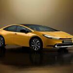 El Toyota Prius 2025 sigue siendo el líder en eficiencia de combustible con una clasificación EPA de 56 MPG combinados. Este modelo híbrido, que continúa marcando el referente en la industria, no solo destaca por su fiabilidad, sino también por su tracción total disponible, lo que lo convierte en una opción ideal para todo tipo de climas y carreteras. La combinación de su tecnología híbrida avanzada y un diseño aerodinámico asegura que cada viaje sea más económico. Sin duda, el Prius sigue siendo el modelo de referencia para quienes buscan eficiencia sin comprometer el rendimiento.