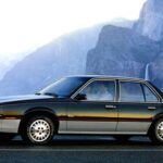 En los años 80, General Motors intentó competir con marcas de lujo como BMW y Mercedes-Benz al poner el emblema de Cadillac en el Chevrolet Cavalier. El Cadillac Cimarron se presentó como un sedán compacto de lujo, pero los precios elevados y los motores de cuatro cilindros dejaron a los compradores confundidos. Incluso cuando se introdujo un motor V6 en 1985, el coche no logró cambiar su destino y se convirtió en un fallo rotundo en ventas, lo que hizo que el Cimarron fuera un objeto de burla en la industria.