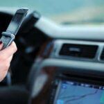 Al mirar tu teléfono mientras conduces, aunque sea por un segundo, estás poniendo en riesgo tu vida y la de otros. Un mensaje de texto puede desviar tu atención durante aproximadamente cinco segundos, lo que, a una velocidad de autopista, equivale a conducir la longitud de un campo de fútbol sin ver. Incluso las llamadas manos libres pueden distraerte lo suficiente como para no notar peligros inmediatos, como cambios en el tráfico o un peatón cruzando. Lo más seguro es mantener el móvil fuera de alcance y silenciar las notificaciones mientras conduces, evitando cualquier distracción innecesaria.