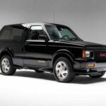 En la era dorada de los SUV de alto rendimiento, el GMC Typhoon fue un verdadero innovador. Con su motor V6 turboalimentado y tracción total, este SUV no solo ofrecía potencia, sino también un diseño impresionante para su época. Alcanzando los 100 km/h en menos de 5,5 segundos, el Typhoon destacaba entre otros vehículos de su categoría. Aunque su producción fue limitada a solo 4967 unidades, su impacto se mantuvo en la memoria de los entusiastas, aunque su falta de un sucesor y su corta vida comercial contribuyeron a que fuera olvidado con el paso del tiempo.