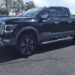La Nissan Titan es conocida por su fiabilidad y rendimiento constante, gracias a su potente motor V8 de 5.6L que ofrece una gran cantidad de potencia y torque. Este motor ha sido aclamado por su durabilidad, destacándose como la pickup japonesa más confiable de 2024. Además, la Titan está equipada con un chasis robusto y características avanzadas que mejoran su rendimiento en terrenos difíciles. Con su caja de transmisión de escalera totalmente cerrada y características como el diferencial trasero electrónico bloqueable y control de descenso en pendientes, la Titan está lista para cualquier desafío, ya sea en carretera o fuera de ella.