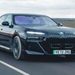 El BMW i7 no solo continúa la tradición de lujo de la serie 7, sino que también se posiciona como una excelente opción para quienes buscan viajes largos sin preocuparse por la carga. Con una capacidad de batería de 101.7 kWh, el i7 ofrece una autonomía de hasta 610 km (379 millas) en su versión eDrive50 y hasta 623 km (387 millas) en la versión eDrive60. Además, gracias a su carga rápida de hasta 200 kW, puede cargarse de 20 a 80% en aproximadamente 32 minutos, una ventaja considerable para viajes largos. Su capacidad de carga completa utilizando un cargador estándar de 7 kW es de unas 14 horas, lo que lo convierte en una opción versátil para los amantes de los viajes largos.