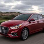 El Hyundai Accent ofrece una combinación ideal de eficiencia compacta y un diseño sofisticado que supera sus expectativas de clase. Su parrilla frontal audaz y el diseño refinado de los faros proyectan una imagen segura y elegante. El interior, con materiales suaves en los puntos clave, proporciona una atmósfera refinada, mientras que el espacio interior es sorprendentemente amplio para un subcompacto. Con una conducción suave y excelente visibilidad para la ciudad, el Accent es una opción atractiva y económica tanto en términos de operación como de mantenimiento. Su economía de combustible y la garantía extendida de Hyundai lo convierten en una opción sensata y visualmente atractiva.