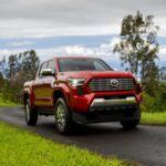 A pesar de la fama que tienen las marcas japonesas por fabricar vehículos fiables, las camionetas pickup de Japón no siempre lideran las listas de confiabilidad. La Toyota Tundra es un ejemplo claro de esto, ya que, según el Estudio de Confiabilidad de Vehículos, quedó muy atrás de competidores como la Chevrolet Silverado 1500 y la Ford F-150. En el segmento de camionetas medianas, la Ford Ranger se destacó por su fiabilidad, mientras que tanto la Toyota Tacoma como la Nissan Frontier quedaron atrás, incluso detrás de la Hyundai Santa Cruz. Además, en el segmento de camionetas de servicio pesado, marcas como Chevrolet y GMC dominaron las clasificaciones.