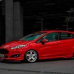 El Ford Fiesta Zetec S es la versión más deportiva del modesto Fiesta, ideal para aquellos que buscan un coche urbano con personalidad. Con llantas de aleación, parachoques más afilados y un motor dinámico, este modelo logra atraer las miradas sin perder la practicidad. Es un coche económico pero con un estilo único que lo hace resaltar entre el tráfico diario. Aunque no tiene el poder de otros modelos, su agilidad y diseño lo convierten en una excelente opción para quienes buscan algo diferente sin romper el banco.