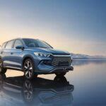 BYD ha demostrado ser el líder indiscutido en la fabricación de vehículos eléctricos. Con modelos como el Seal y el Atto 3, esta marca china ha logrado no solo posicionarse en el mercado nacional, sino también expandirse internacionalmente. Con una impresionante oferta de vehículos eléctricos de alta calidad y una infraestructura de baterías propia, BYD está marcando el ritmo en la industria de la movilidad sostenible. Además, su enfoque en la innovación y la mejora continua de sus productos, con avances en autonomía y tecnología, asegura su lugar como referente global en el sector de la automoción eléctrica.