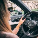 Aunque parezca inofensivo dejar el coche estacionado por largos periodos, los motores no soportan bien la inactividad. El aceite tiende a asentarse, los sellos se resecan y la batería pierde carga lentamente. Los coches están hechos para ser conducidos, no para hibernar. Si no lo usas a menudo, asegúrate de sacarlo al menos una vez cada dos semanas para evitar que los componentes del motor se deterioren y mantener todo en funcionamiento.