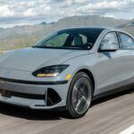 Si te apasionan los sedanes eléctricos, el Hyundai Ioniq 6 es una opción de referencia. Aunque su diseño puede dividir opiniones, destaca por su aerodinámica superior, lo que le otorga una autonomía entre 385 y 588 kilómetros dependiendo de la configuración. Además, su capacidad de carga rápida es una de las mejores del mercado. Si bien no cuenta con el maletero más grande, el Ioniq 6 sigue siendo cómodo, rápido y sorprendentemente espacioso para su diseño. Si buscas una alternativa con forma de hatchback, el Kia Niro EV es una opción más asequible, aunque con menor autonomía.