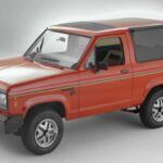 El Ford Bronco II fue promocionado como un vehículo todoterreno robusto, pero sus problemas de seguridad fueron notorios. Con un centro de gravedad alto, el Bronco II era extremadamente propenso a volcarse, una amenaza latente especialmente en maniobras bruscas. Su diseño de caja no ayudaba a distribuir correctamente la fuerza en caso de impacto, lo que provocaba lesiones graves en los ocupantes. Aunque el modelo moderno de Bronco ha mejorado en términos de seguridad, el Bronco II sigue siendo uno de los ejemplos más peligrosos de los años 80.