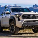 La Toyota Tacoma es una verdadera leyenda en el mercado de las camionetas, y su valor de reventa lo demuestra. Con un imponente 73,1% de retención de valor después de cinco años, la Tacoma sigue siendo una de las opciones más confiables y deseadas. Gracias a su robustez, eficiencia y fama cinematográfica, como la famosa aparición en Regreso al Futuro, la Tacoma sigue dominando las listas. Su motor turboalimentado de 2.4 litros ofrece 278 caballos de fuerza, mientras que su coste de mantenimiento es significativamente bajo, lo que lo convierte en un vehículo que no solo mantiene su valor, sino que también ofrece una fiabilidad a largo plazo.