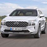 A pesar de ser un vehículo popular y bien valorado, el Hyundai Santa Fe no ha podido destacar en fiabilidad. Aunque logró un 100% en la categoría de siete plazas, los problemas mecánicos persisten en muchos modelos, especialmente en la duración de los componentes eléctricos y el sistema de transmisión. A pesar de obtener una calificación positiva, el Santa Fe sigue siendo uno de los modelos más propensos a fallos en este segmento. A la hora de elegir un SUV familiar, hay mejores opciones más duraderas.
