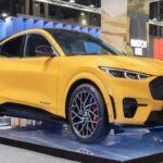 El Ford Mustang Mach-E 2021 ha generado opiniones divididas, y aunque ofrece una experiencia de conducción generalmente positiva, presenta varios inconvenientes. Con una calificación de fiabilidad de solo 65/100, muchos propietarios han señalado su alcance limitado (alrededor de 90 millas) y sus controles complicados. Aunque no es el peor coche eléctrico, definitivamente hay mejores opciones en el mercado por un precio similar. Si buscas un SUV eléctrico fiable y con mayor autonomía, este no es el modelo que deberías considerar.