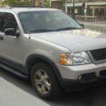 El Ford Explorer fabricado entre 2002 y 2004 fue popular durante una oleada de ventas, pero los problemas de transmisión y fallos en el eje trasero se hicieron notorios con el tiempo. Aunque las piezas no son extremadamente caras, las reparaciones requieren herramientas especiales y habilidades técnicas, lo que convierte una compra barata en una factura costosa por remolques y reparaciones prolongadas. Para aquellos que prefieren costos predecibles, este modelo se convierte en un riesgo, especialmente cuando existen opciones más fáciles de mantener.