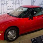 El EV1 de General Motors fue un hito en la historia de los coches eléctricos, pero su diseño fue todo menos convencional. Con sus ruedas traseras cubiertas y un maletero casi inexistente, el EV1 se ganó una reputación estética difícil de olvidar. Si bien sus características tecnológicas fueron innovadoras para su época, el diseño no logró captar la atención de muchos, y algunos incluso consideraron que fue un tropiezo para la industria de los EVs. Aunque sentó las bases para el futuro de los vehículos eléctricos, su aspecto hizo que muchas personas se alejaran de la idea de conducir un coche eléctrico durante años.
