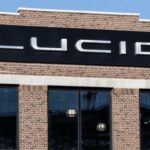 Lucid Motors ha ido ganando terreno rápidamente en el mercado de los vehículos eléctricos de lujo. Aunque actualmente no tiene un modelo que rivalice directamente con el Tesla Model Y, sus planes de expansión incluyen el SUV Lucid Gravity, que podría convertirse en una alternativa directa. Lucid es conocida por sus vehículos de largo alcance y alto rendimiento, como el Lucid Air, que ha impresionado por su autonomía y lujo. Con la llegada de su SUV, Lucid promete desafiar el dominio de Tesla en el segmento de los SUV eléctricos, especialmente en las categorías medianas y grandes.