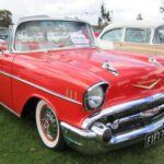 En la historia de los convertibles, algunos modelos han trascendido generaciones gracias a su diseño, ingeniería y personalidad. El Chevrolet Bel Air Convertible 1957, con sus dramáticos aletas traseras y su motor V8, definió los años 50 y continúa siendo un símbolo de la americana clásica. Con colores llamativos como el turquesa y el coral, el Bel Air no solo fue un coche, sino una declaración de estilo.