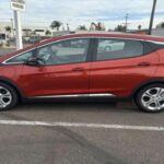 El Chevrolet Bolt EV ha sido un modelo popular en el segmento de vehículos eléctricos, pero su batería presenta serias preocupaciones. Utiliza celdas de LG Chem, que han demostrado ser inestables con el tiempo, afectando la durabilidad del vehículo. Además, sus altos requerimientos de carga han provocado que la batería se desgaste rápidamente, lo que ha llevado a varios modelos a ser recallados. Aunque la marca ha intentado mejorar, la fiabilidad de la batería sigue siendo un tema sensible.