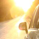 Uno de los principales culpables del desgaste prematuro de la pintura de un coche es la exposición a factores ambientales. La radiación UV proveniente del sol es particularmente destructiva, ya que descompone los enlaces químicos de la pintura, provocando que se desvanezca y se deteriore. Además, condiciones climáticas extremas como el granizo, la nieve y la lluvia pueden dañar físicamente la superficie del coche, acelerando aún más este proceso. La contaminación del aire, las heces de aves y la sal en las carreteras también reaccionan químicamente con la pintura, lo que contribuye a su degradación y pérdida de brillo.