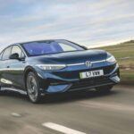 El Volkswagen ID 7 se posiciona como el líder en autonomía dentro de la gama eléctrica de la marca, ofreciendo hasta 702 km (436 millas) de alcance en su modelo Pro S. Este sedán eléctrico, que reemplaza al popular Passat, no solo destaca por su gran autonomía, sino también por su capacidad de carga rápida de 200 kW. Los modelos inferiores como el Match (613 km) y el deportivo GTX (587 km) siguen ofreciendo cifras impresionantes. Además, su versión Tourer presenta una mayor capacidad de carga con 1714 litros de maletero, aunque con una pequeña reducción de autonomía.