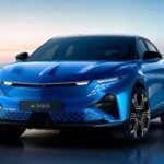 El Alpine A390 será el primer SUV de la marca francesa conocida por sus deportivos, y es uno de los modelos más esperados del año. Equipado con un tren motriz tri-motor de 464 CV y vectorización activa de par, promete una conducción ágil y dinámica, a pesar de ser un SUV. Aunque aún no se han revelado todos los detalles de rendimiento y autonomía, se espera que su precio ronde los 68,000 €. Con este modelo, Alpine se adentra en el mundo de los SUV eléctricos sin perder su ADN deportivo.